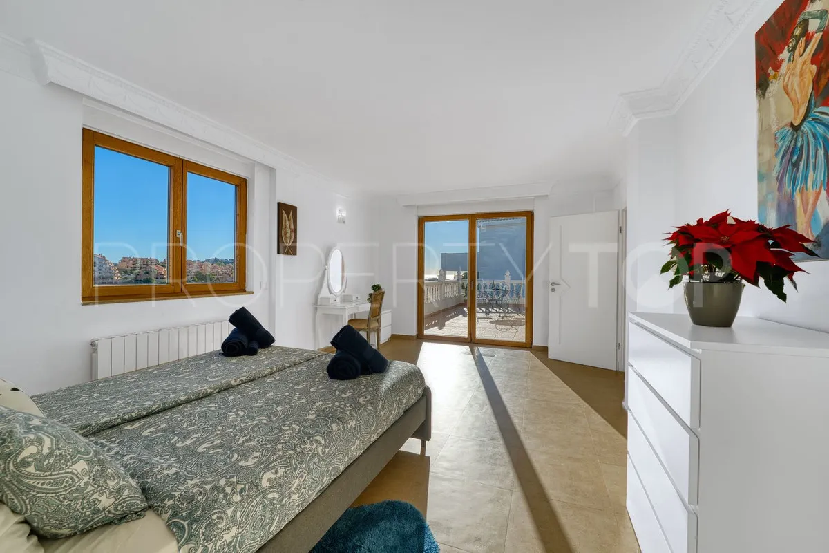 Villa for sale in Elviria with 8 bedrooms