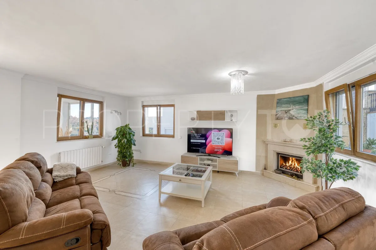 Villa for sale in Elviria with 8 bedrooms
