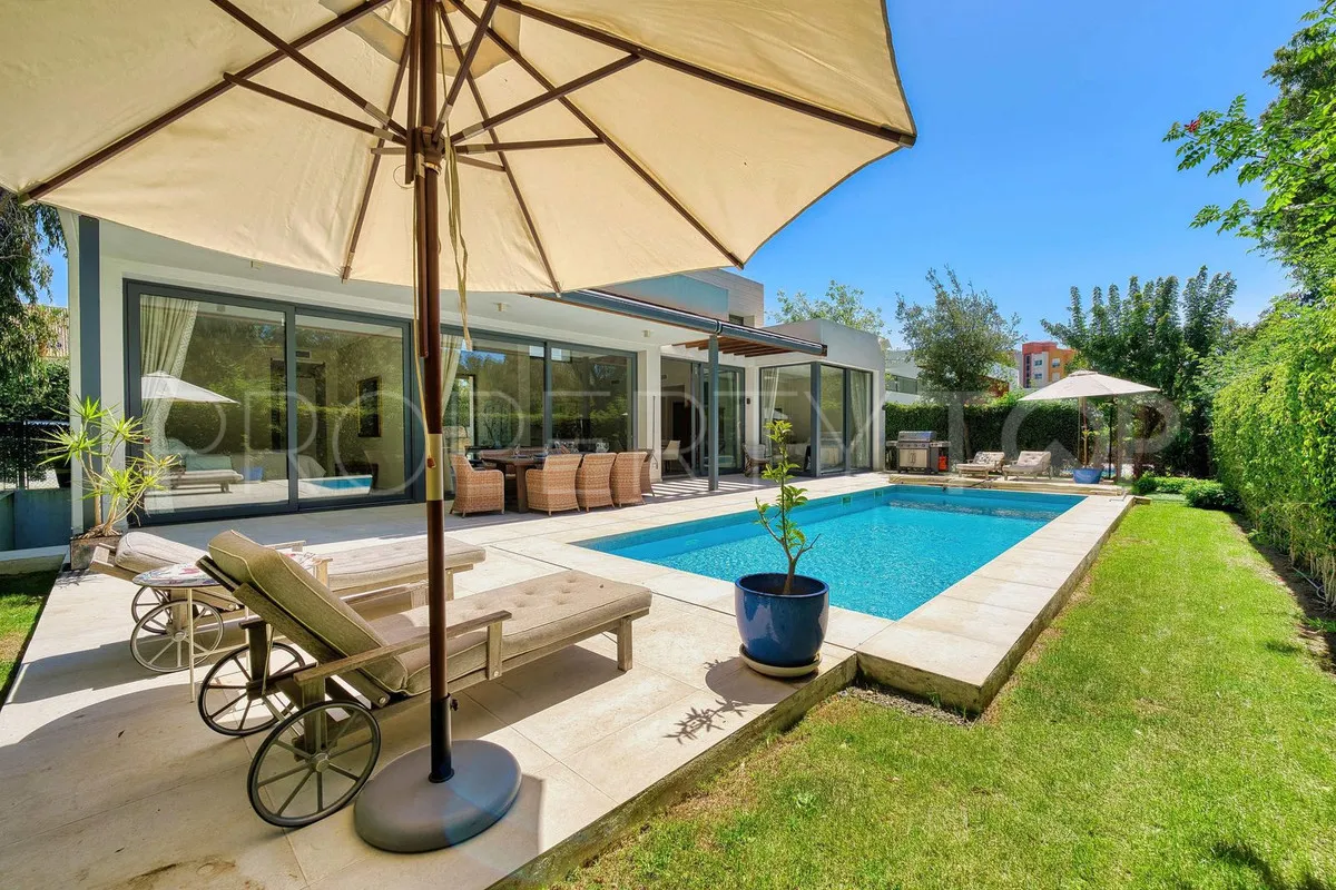 Estepona, villa de 4 dormitorios en venta
