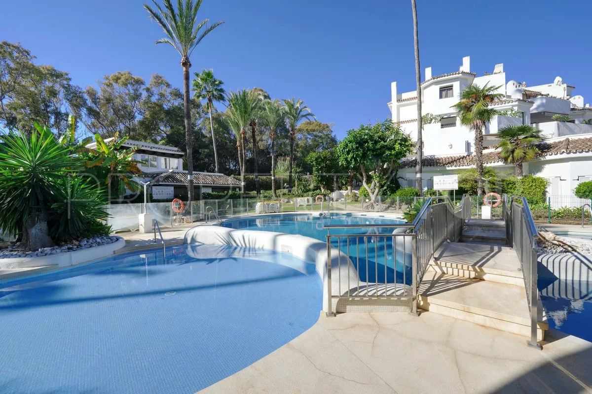 Penthouse with 5 bedrooms for sale in Elviria
