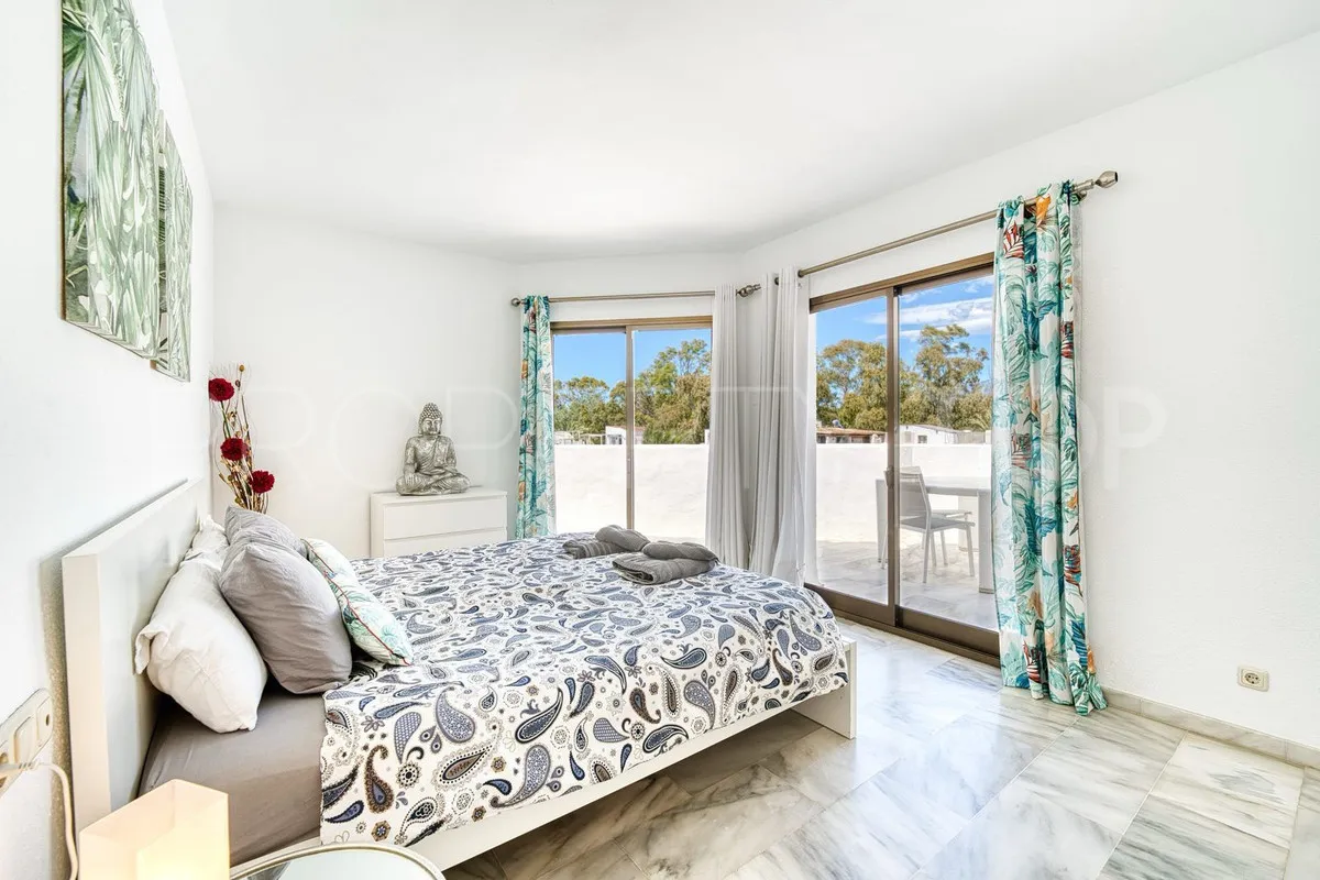 Penthouse with 5 bedrooms for sale in Elviria