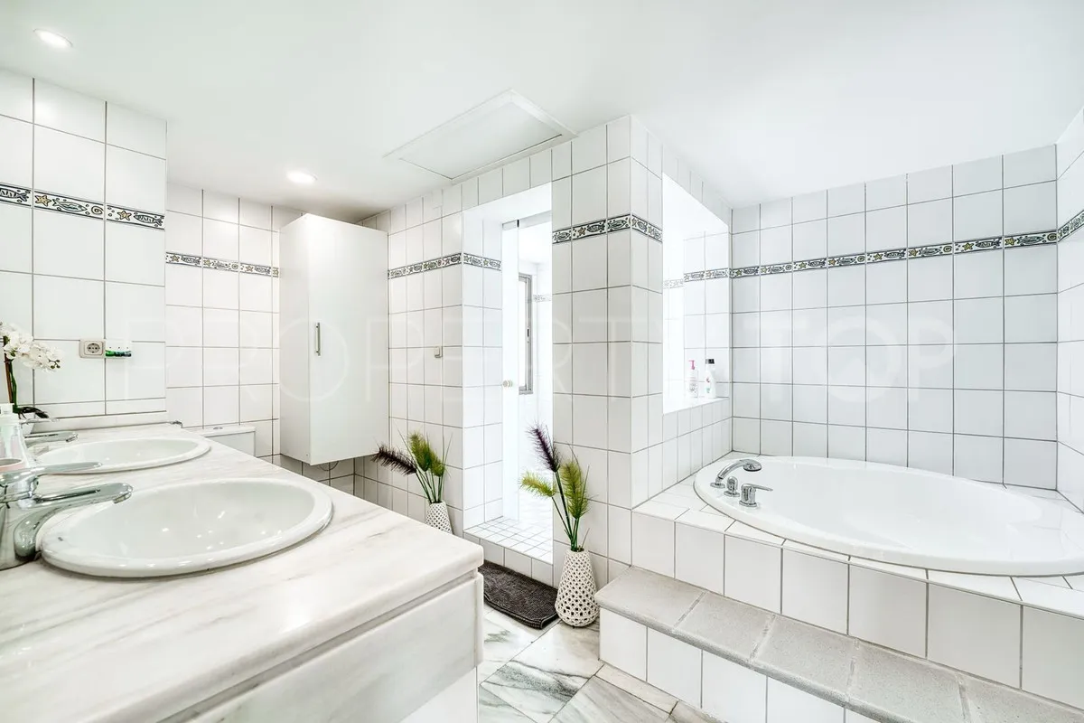 Penthouse with 5 bedrooms for sale in Elviria