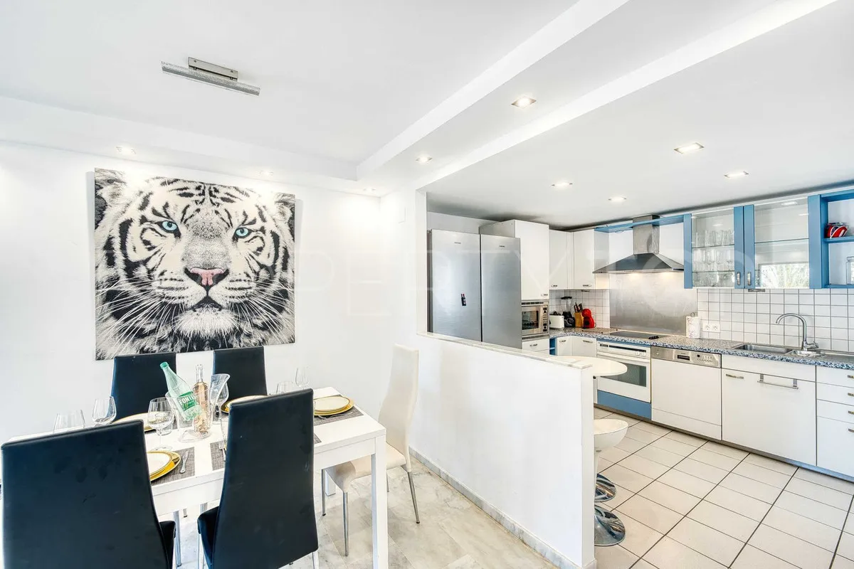 Penthouse with 5 bedrooms for sale in Elviria