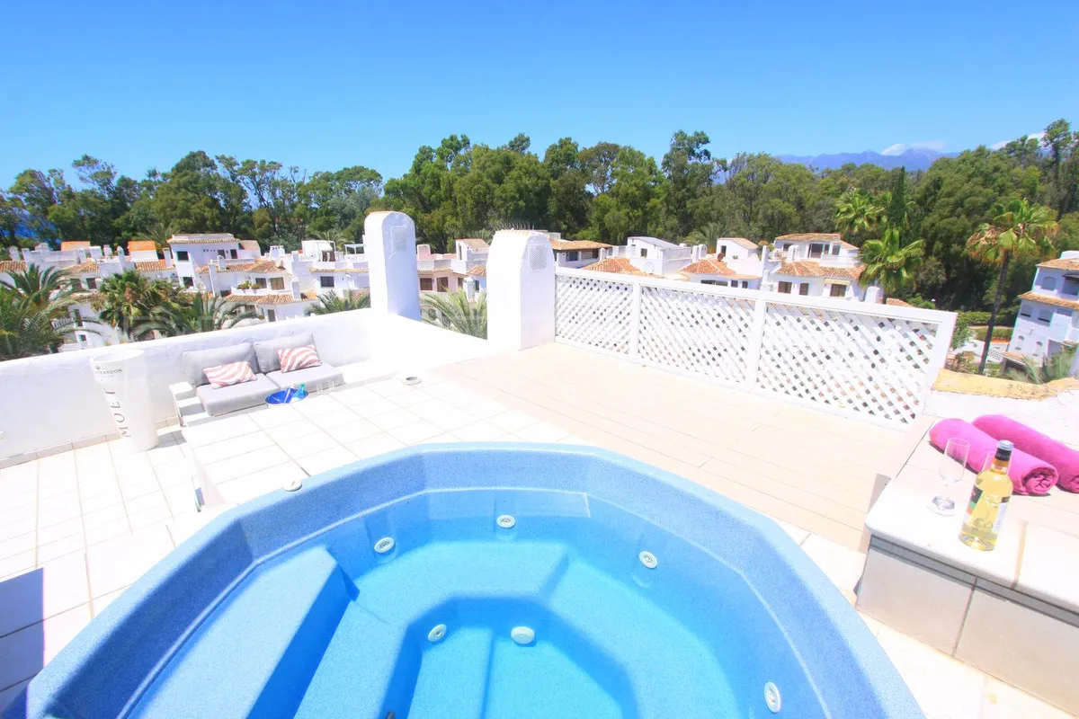 Penthouse with 5 bedrooms for sale in Elviria
