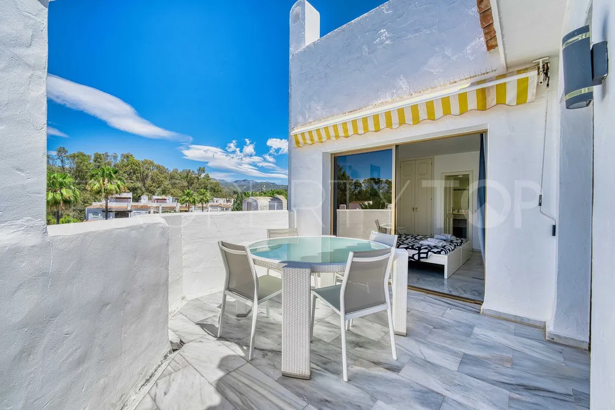 Penthouse with 5 bedrooms for sale in Elviria
