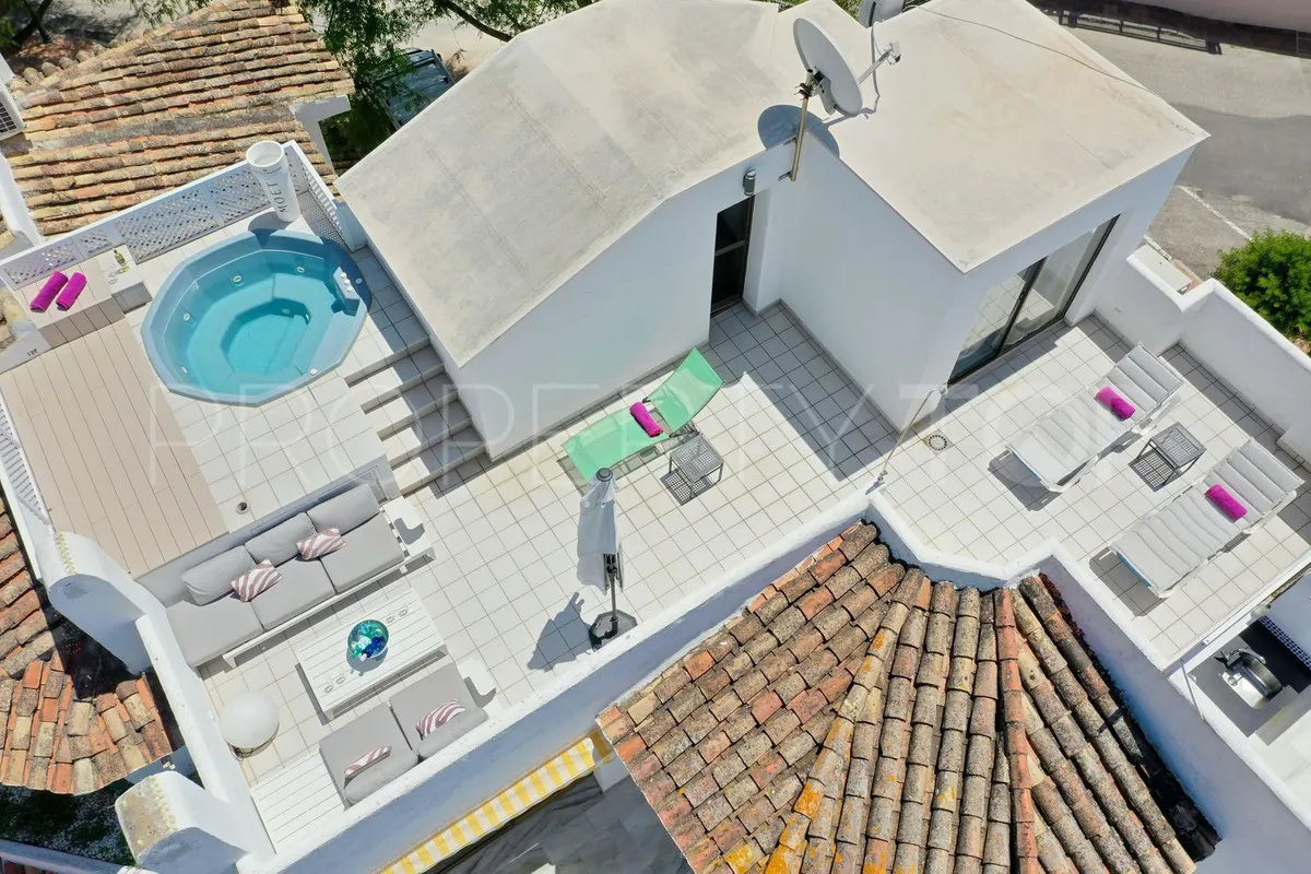 Penthouse with 5 bedrooms for sale in Elviria