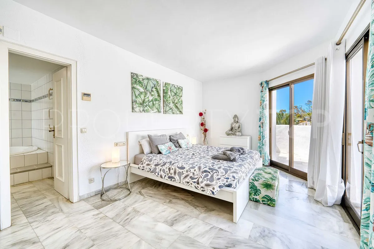Penthouse with 5 bedrooms for sale in Elviria