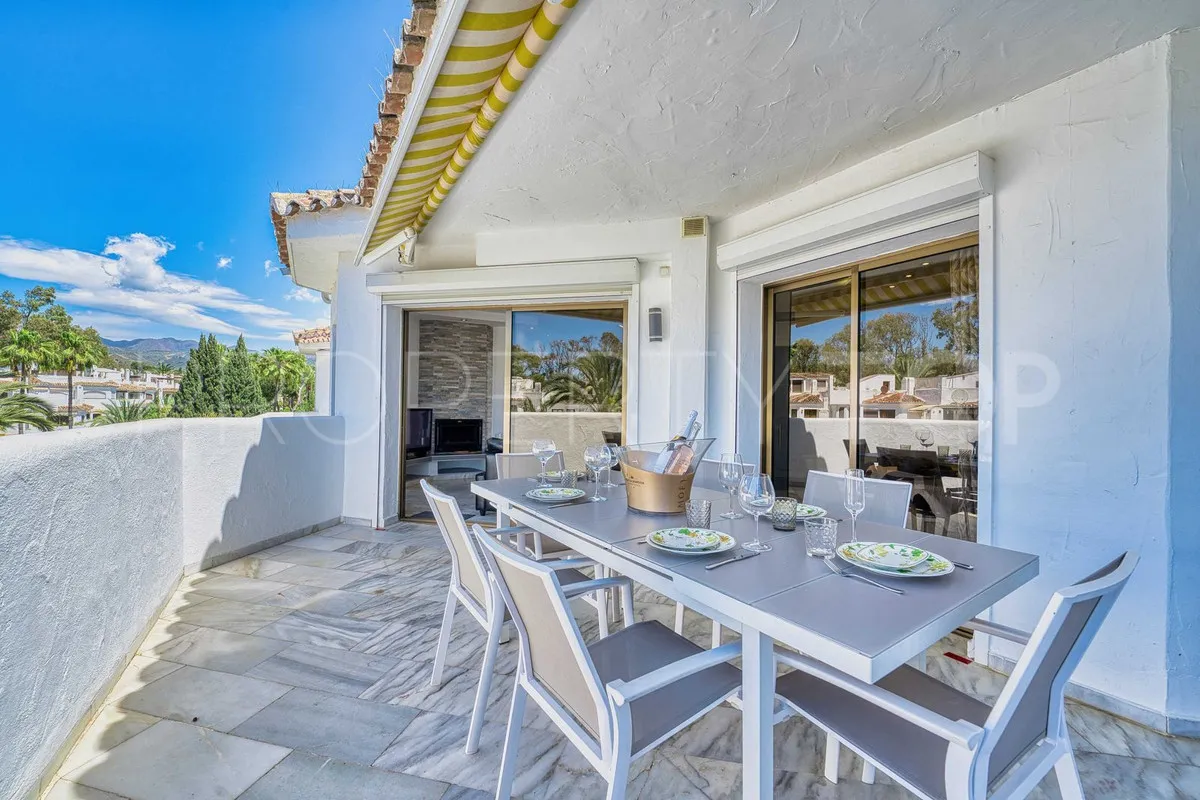 Penthouse with 5 bedrooms for sale in Elviria