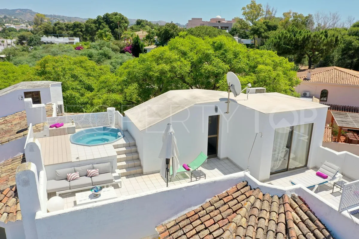 Penthouse with 5 bedrooms for sale in Elviria