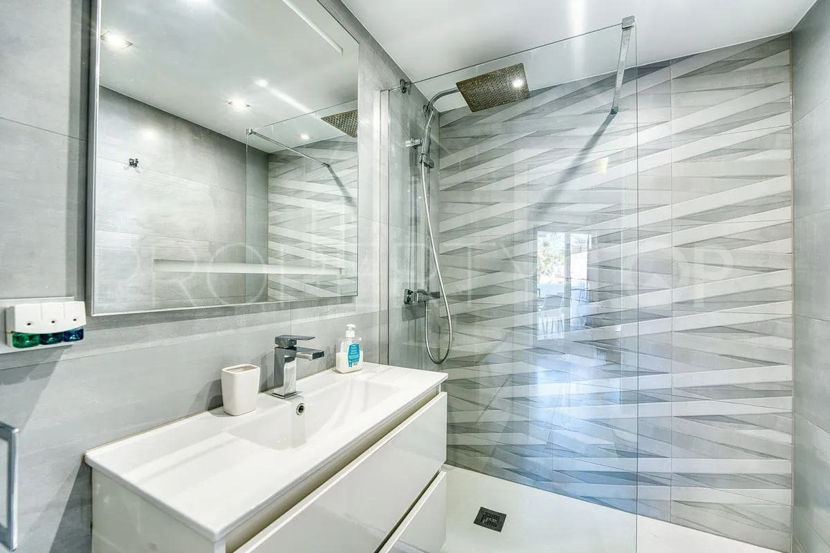 Penthouse with 5 bedrooms for sale in Elviria