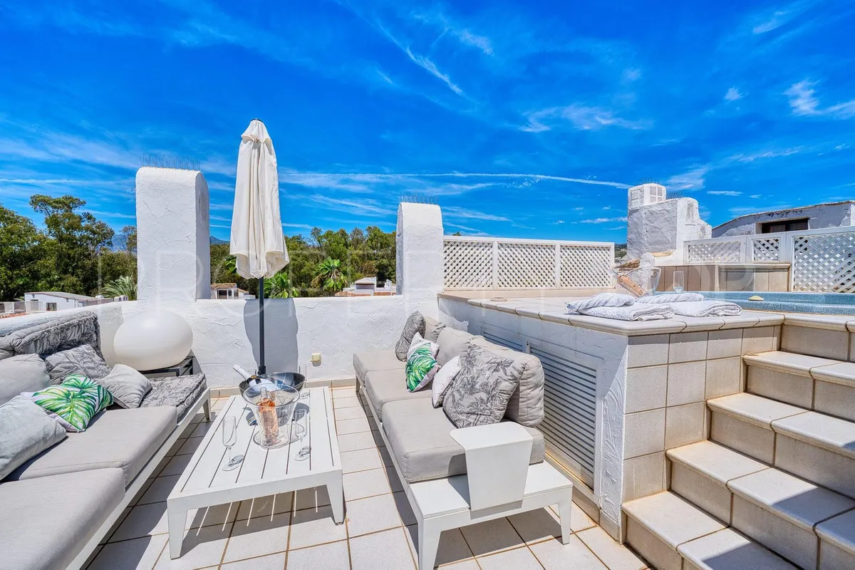 Penthouse with 5 bedrooms for sale in Elviria