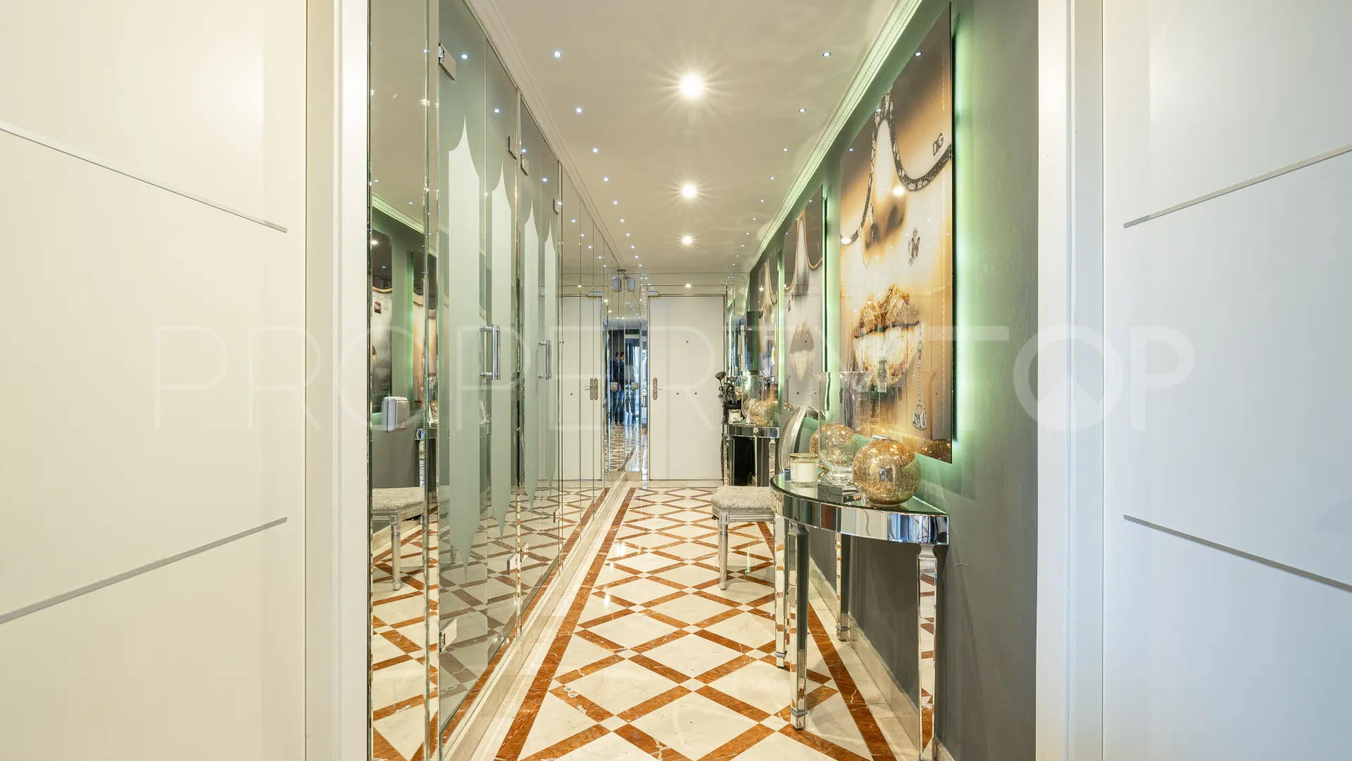 For sale Nueva Andalucia ground floor apartment with 2 bedrooms