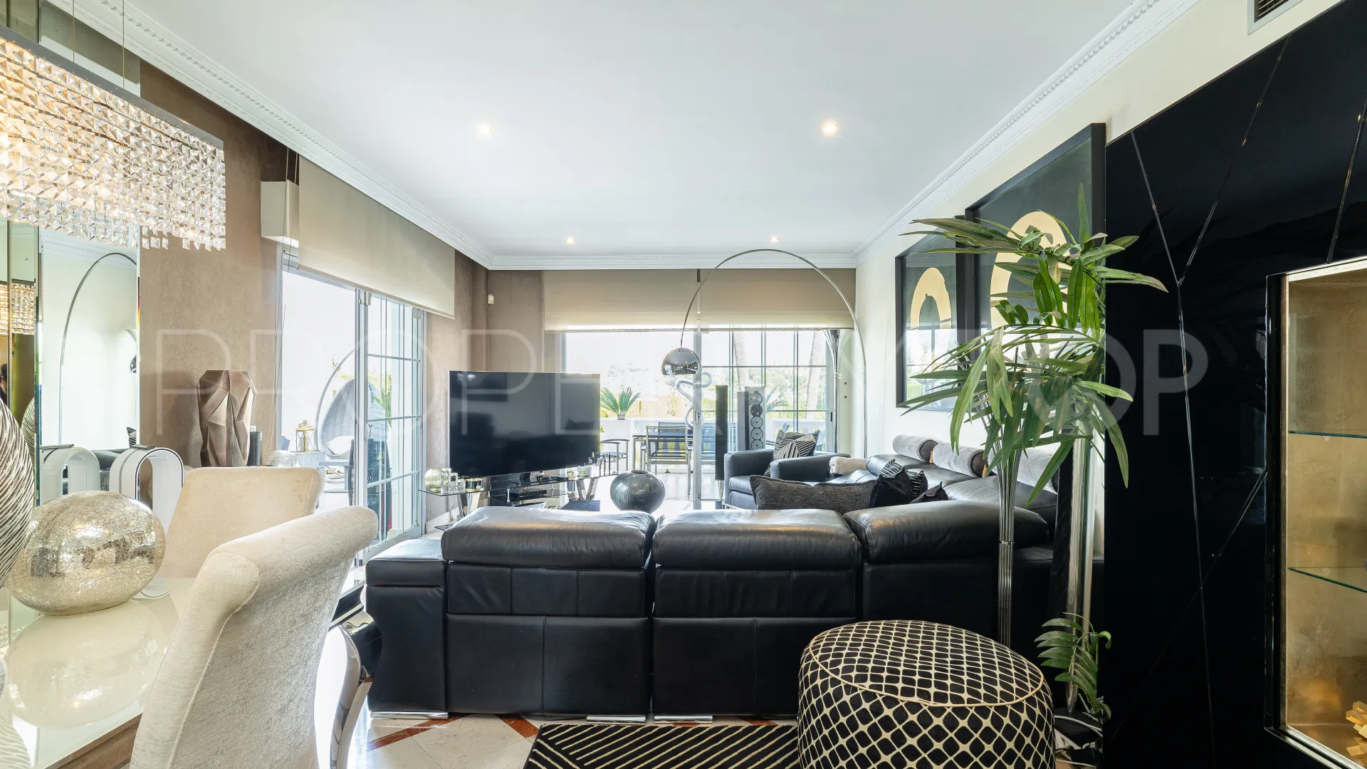 For sale Nueva Andalucia ground floor apartment with 2 bedrooms