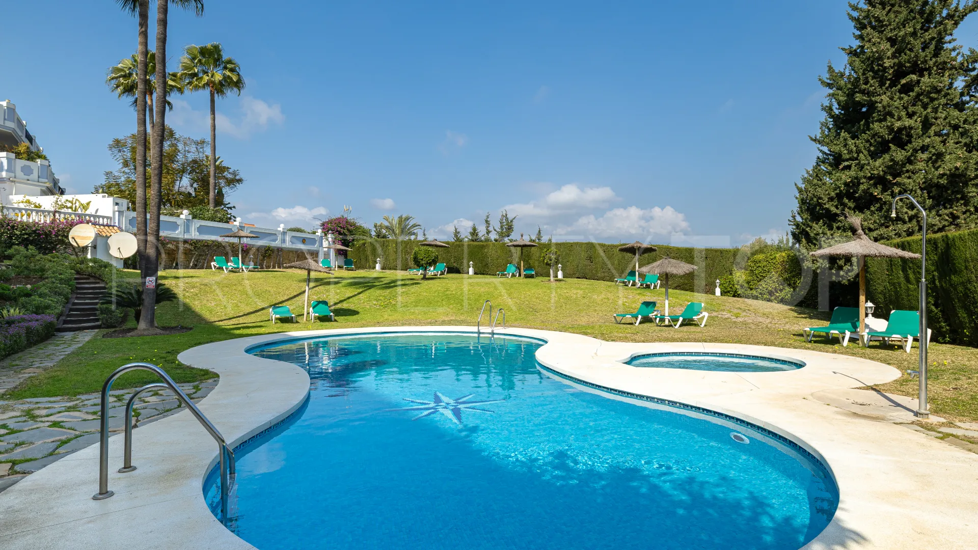 For sale Nueva Andalucia ground floor apartment with 2 bedrooms