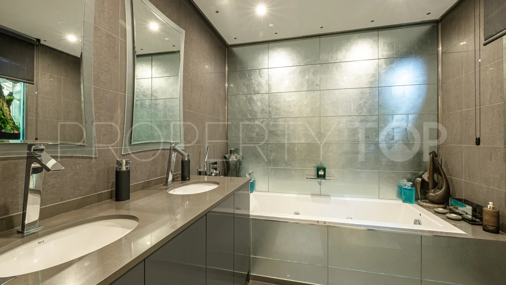 For sale Nueva Andalucia ground floor apartment with 2 bedrooms
