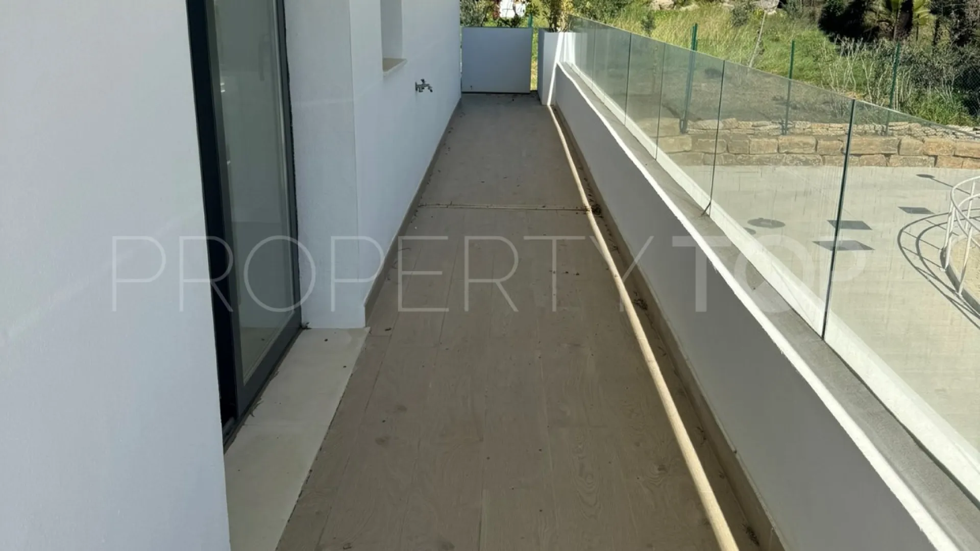 Buy Estepona ground floor apartment with 2 bedrooms
