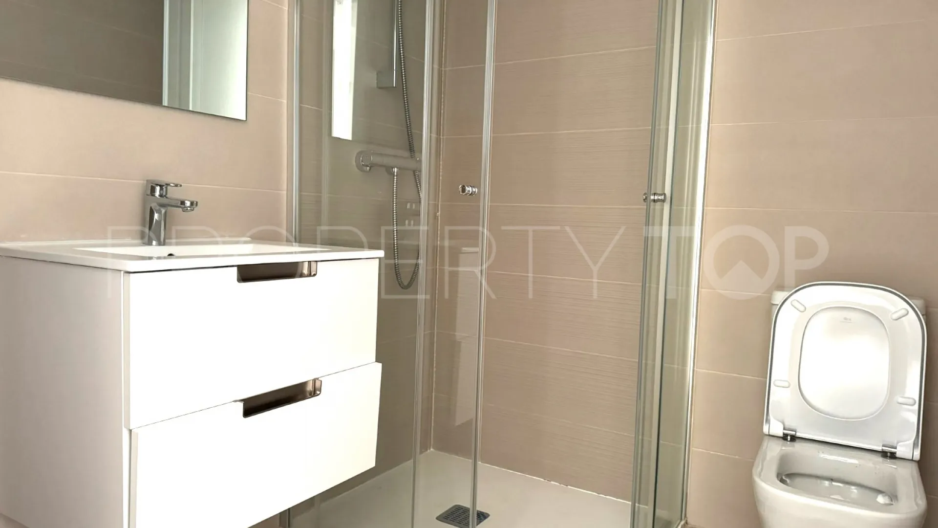 Buy Estepona ground floor apartment with 2 bedrooms