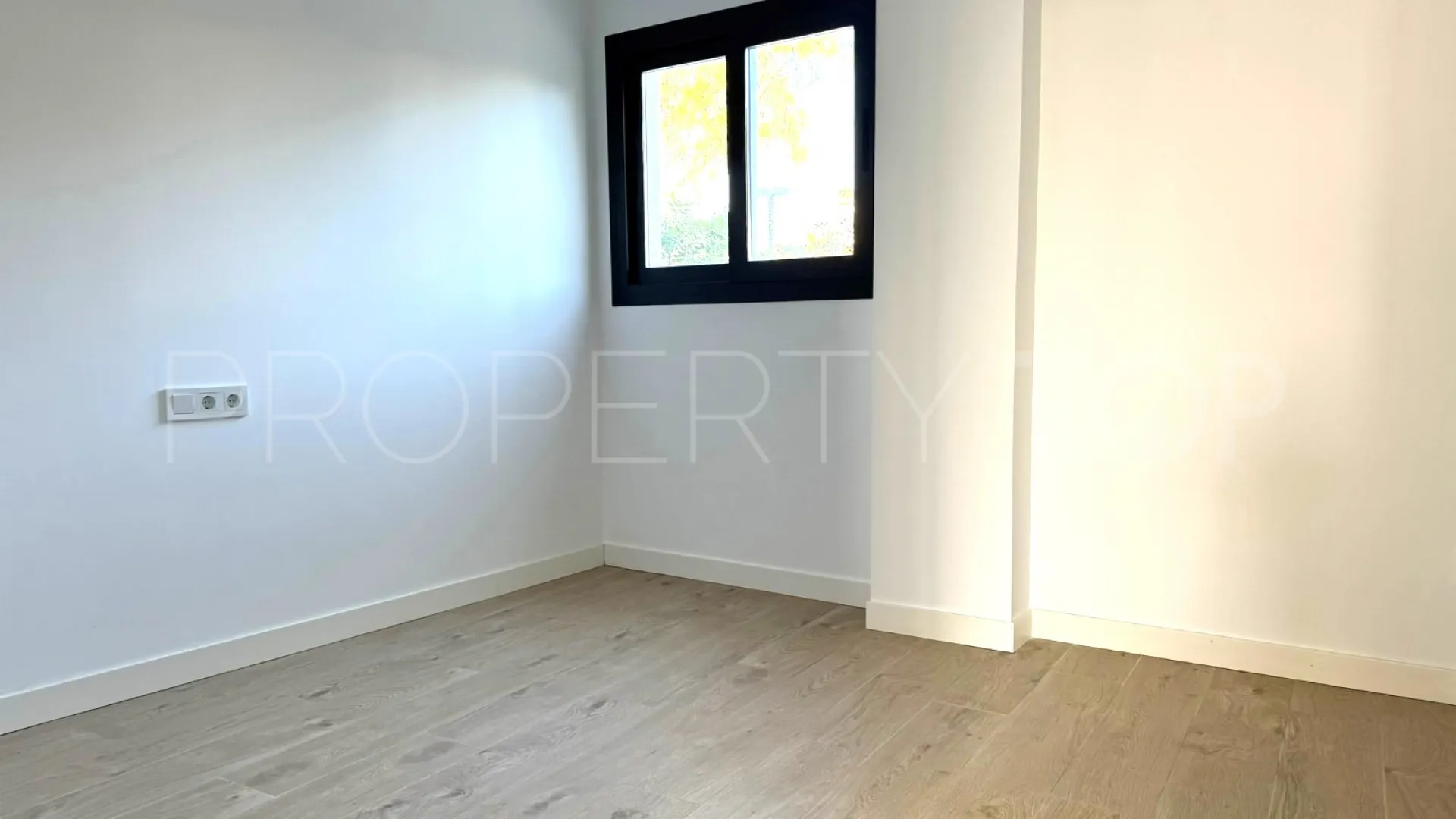 Buy Estepona ground floor apartment with 2 bedrooms
