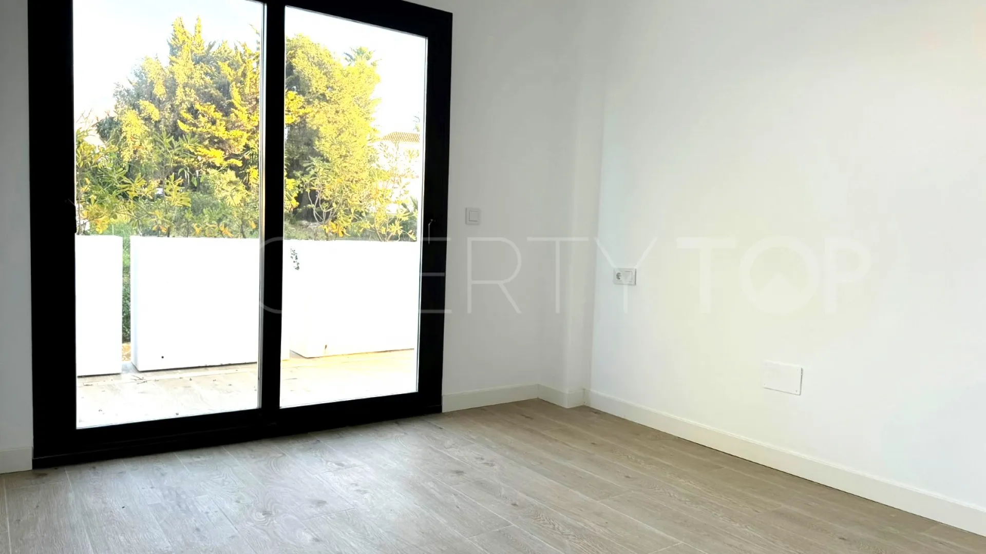 Buy Estepona ground floor apartment with 2 bedrooms