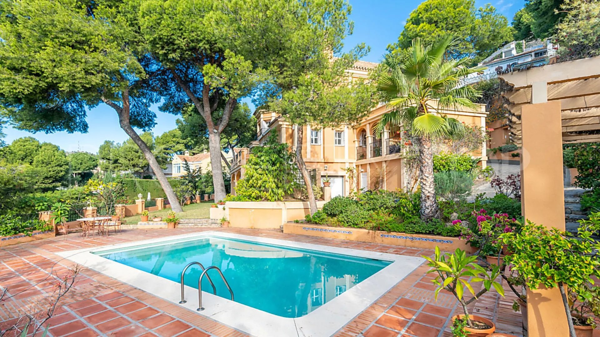 For sale villa in El Limonar with 10 bedrooms