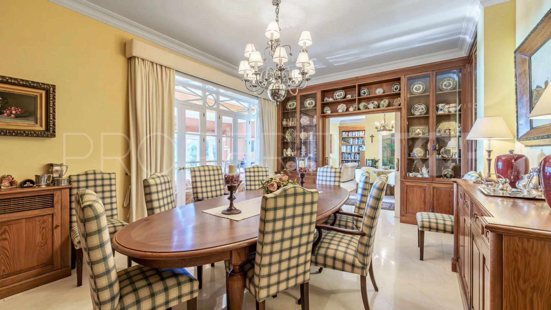 For sale villa in El Limonar with 10 bedrooms