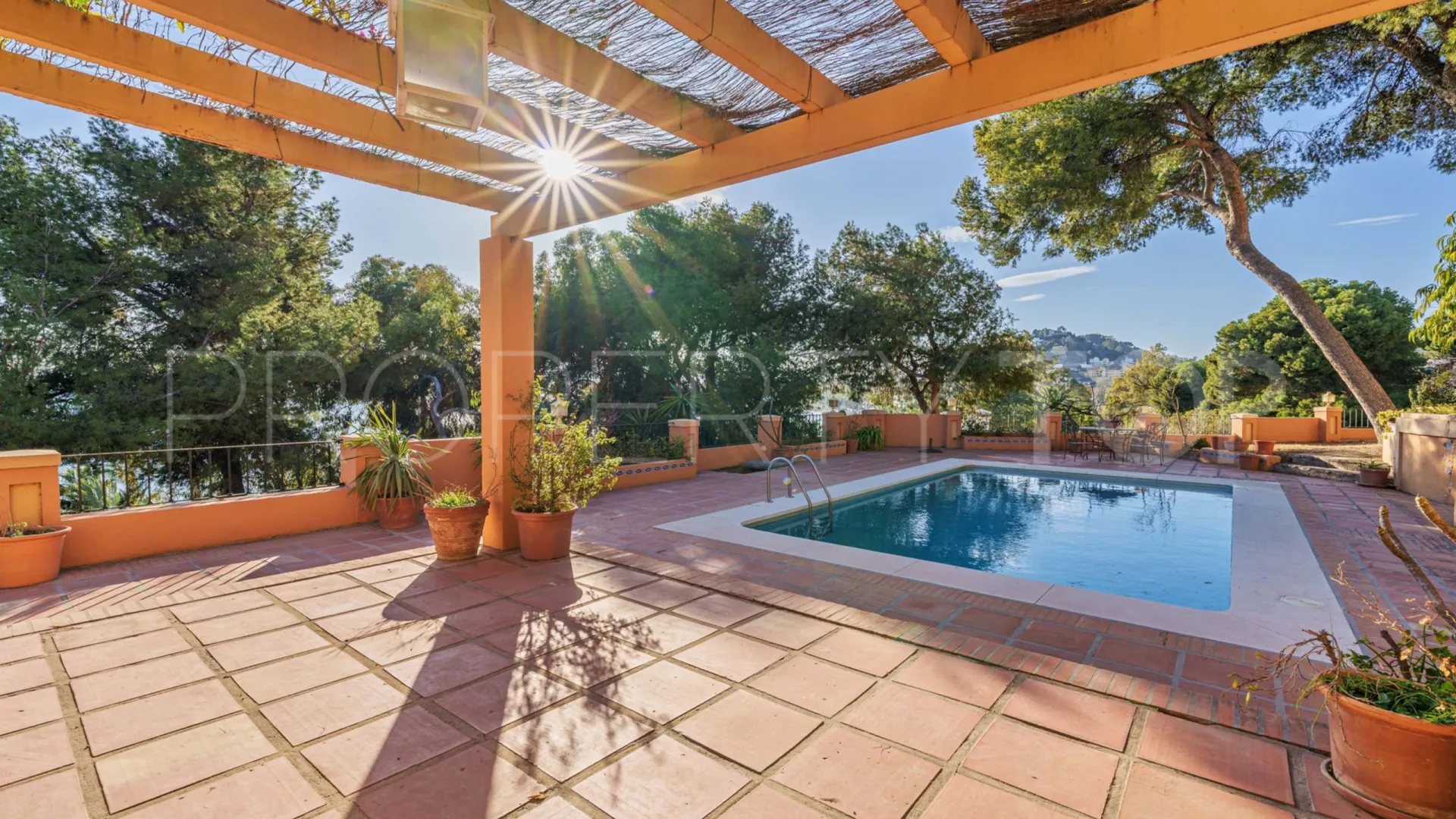 For sale villa in El Limonar with 10 bedrooms