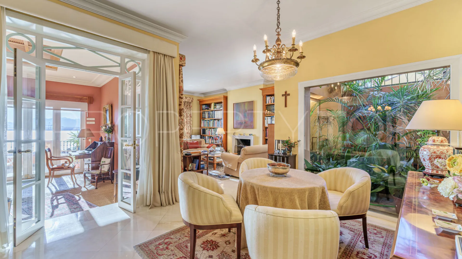 For sale villa in El Limonar with 10 bedrooms