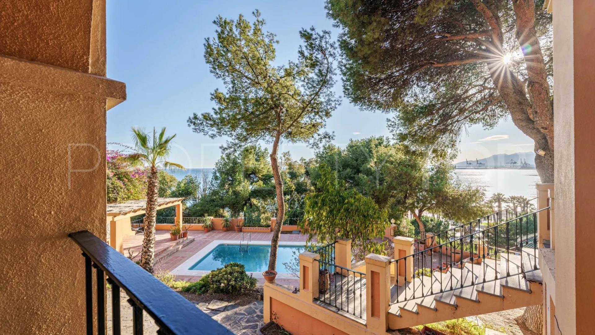 For sale villa in El Limonar with 10 bedrooms