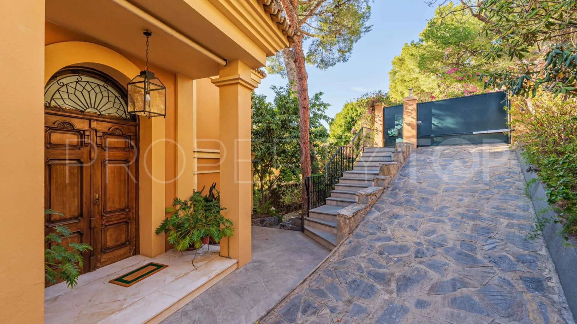 For sale villa in El Limonar with 10 bedrooms