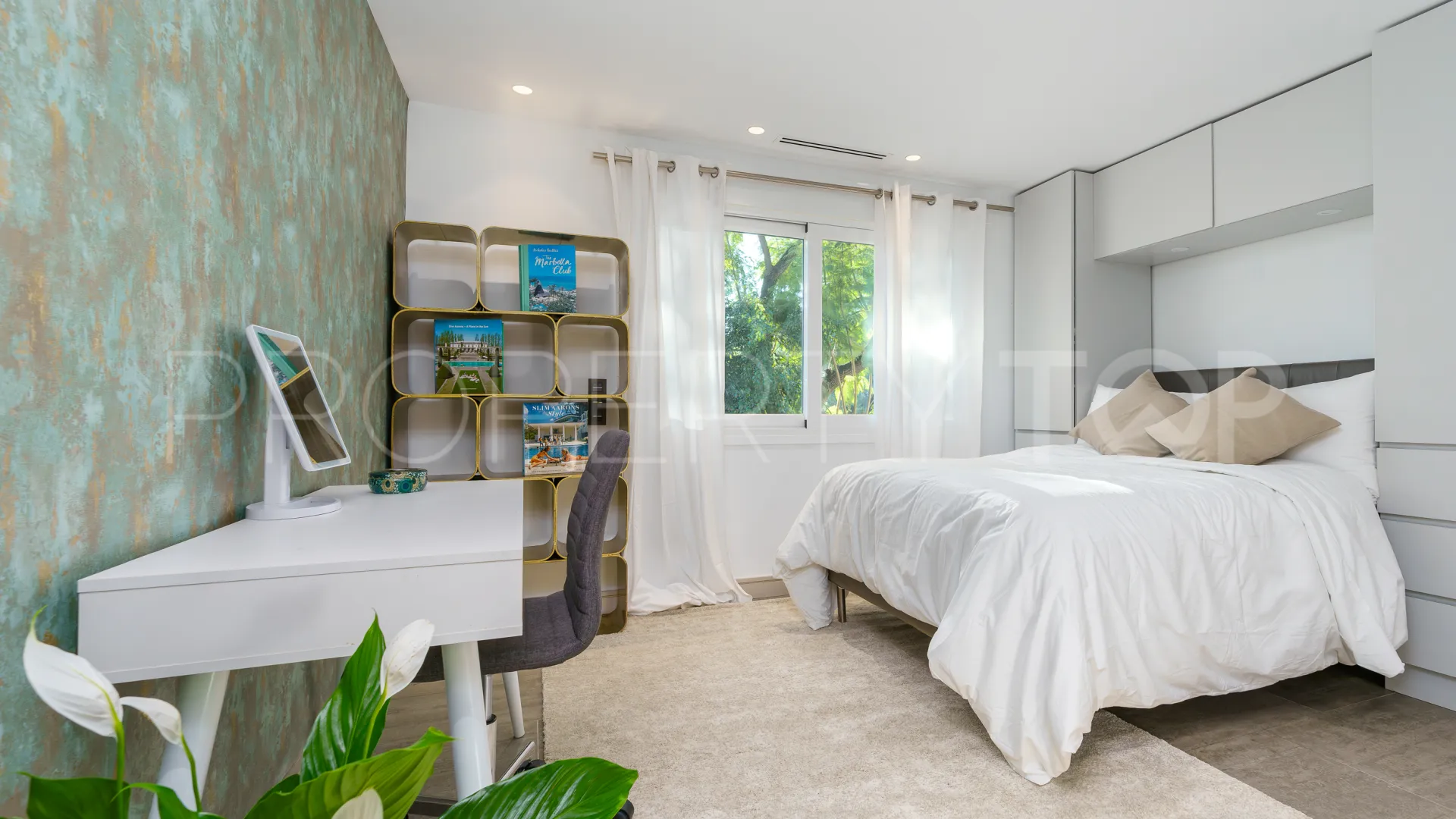 Villa for sale in Nueva Andalucia