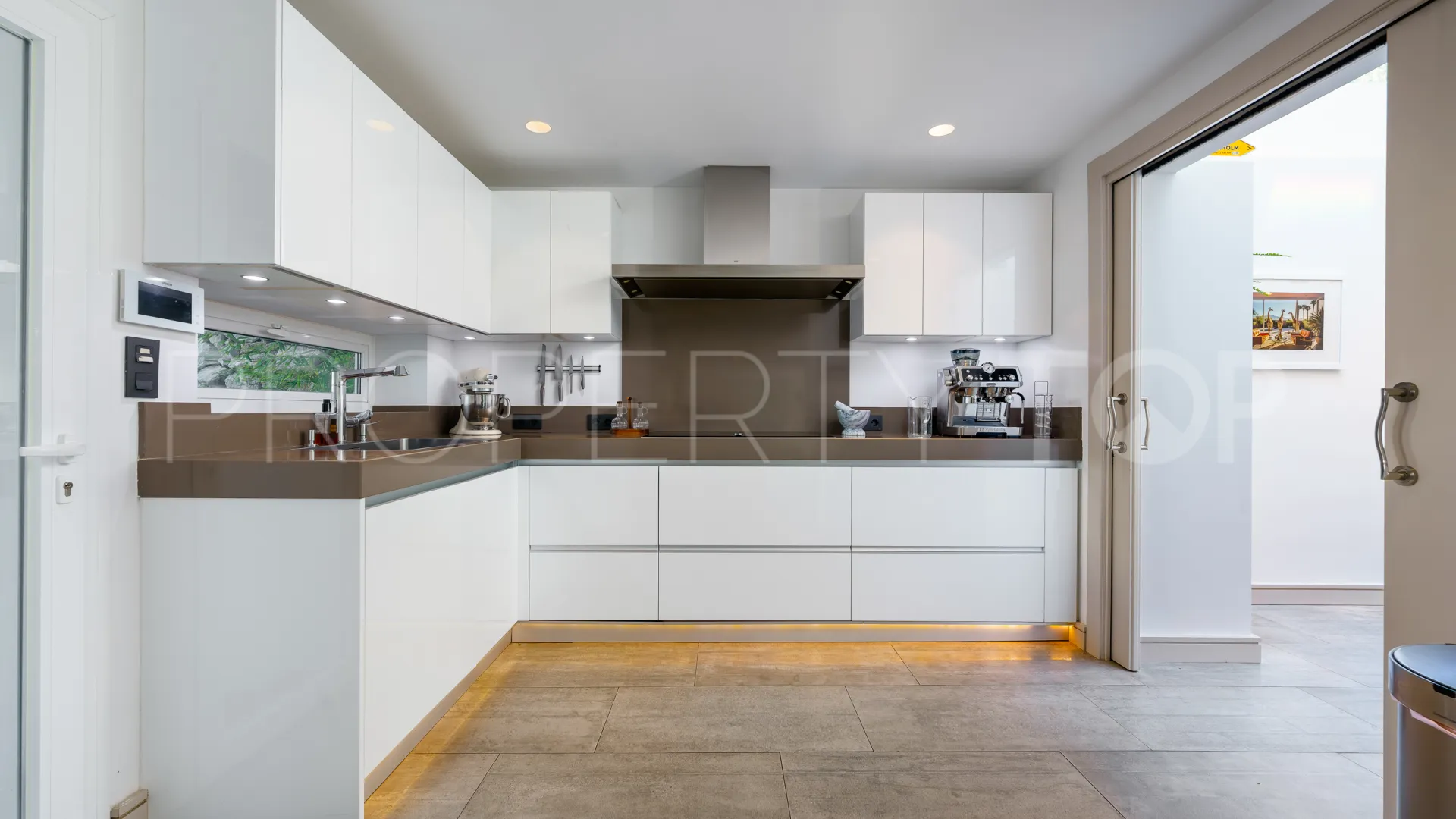 Villa for sale in Nueva Andalucia