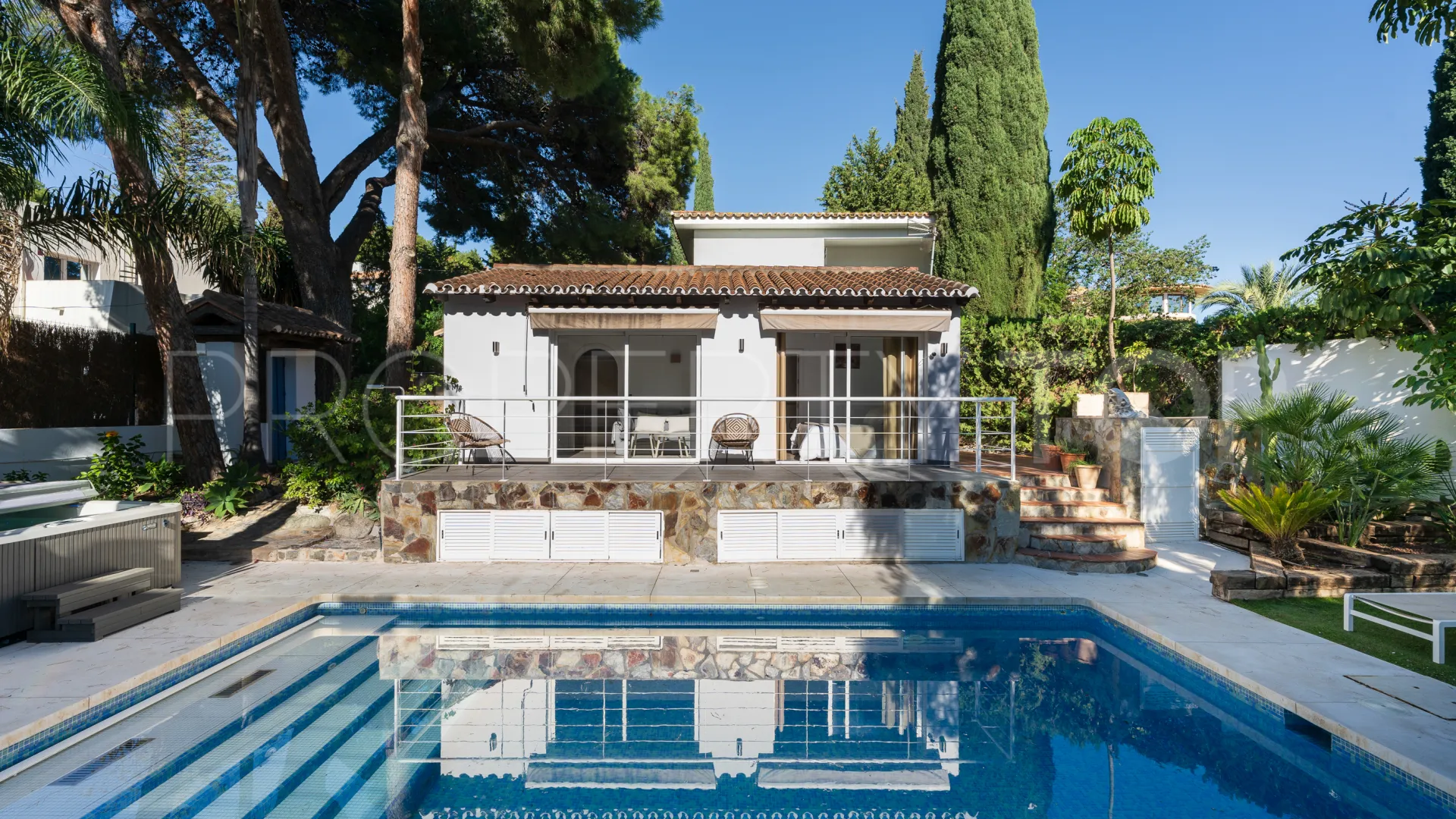 Villa for sale in Nueva Andalucia
