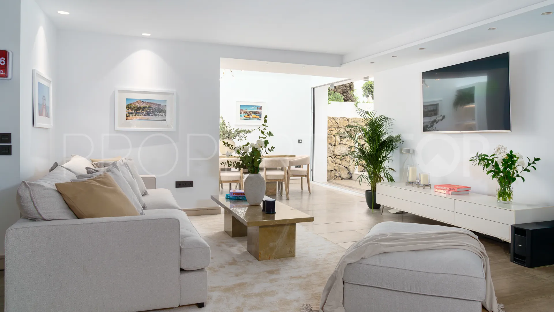 Villa for sale in Nueva Andalucia