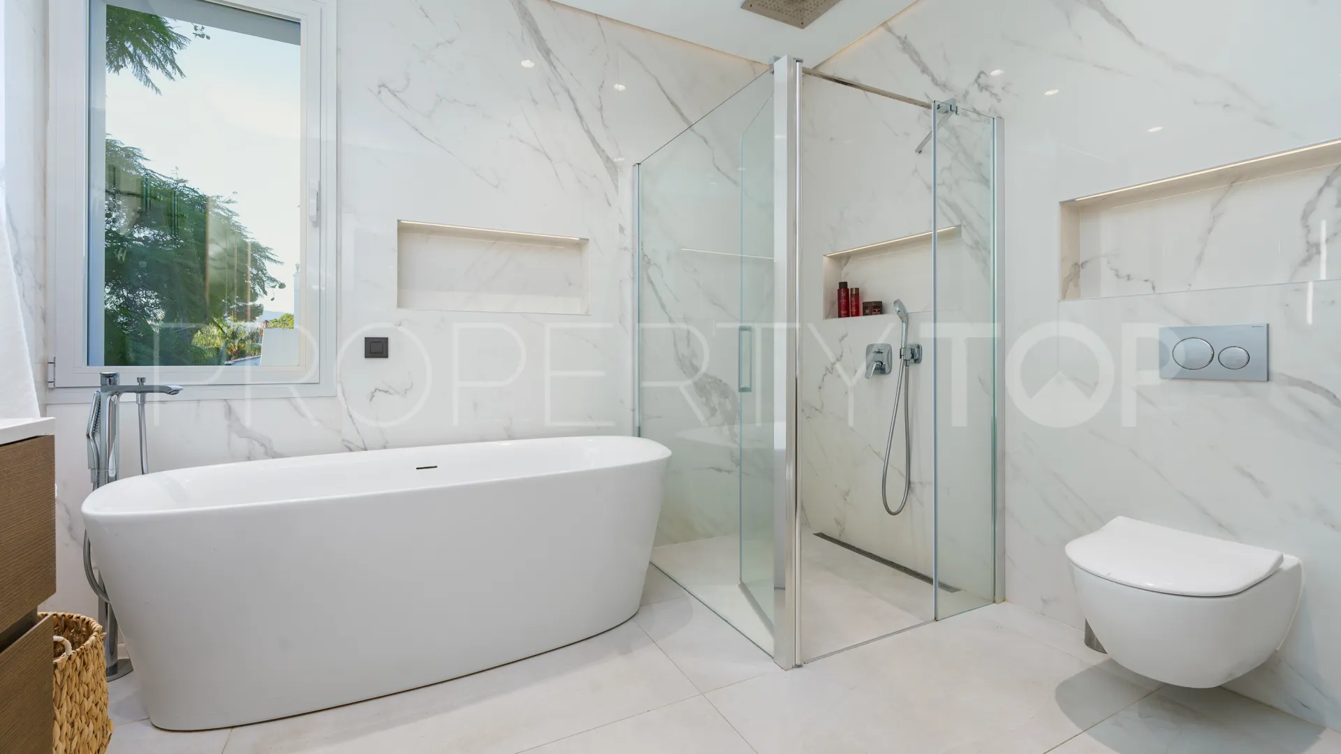 Villa for sale in Nueva Andalucia
