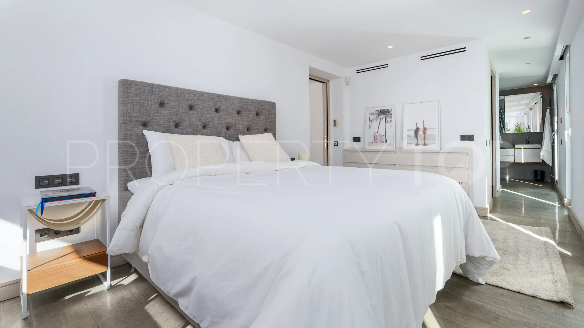Villa for sale in Nueva Andalucia
