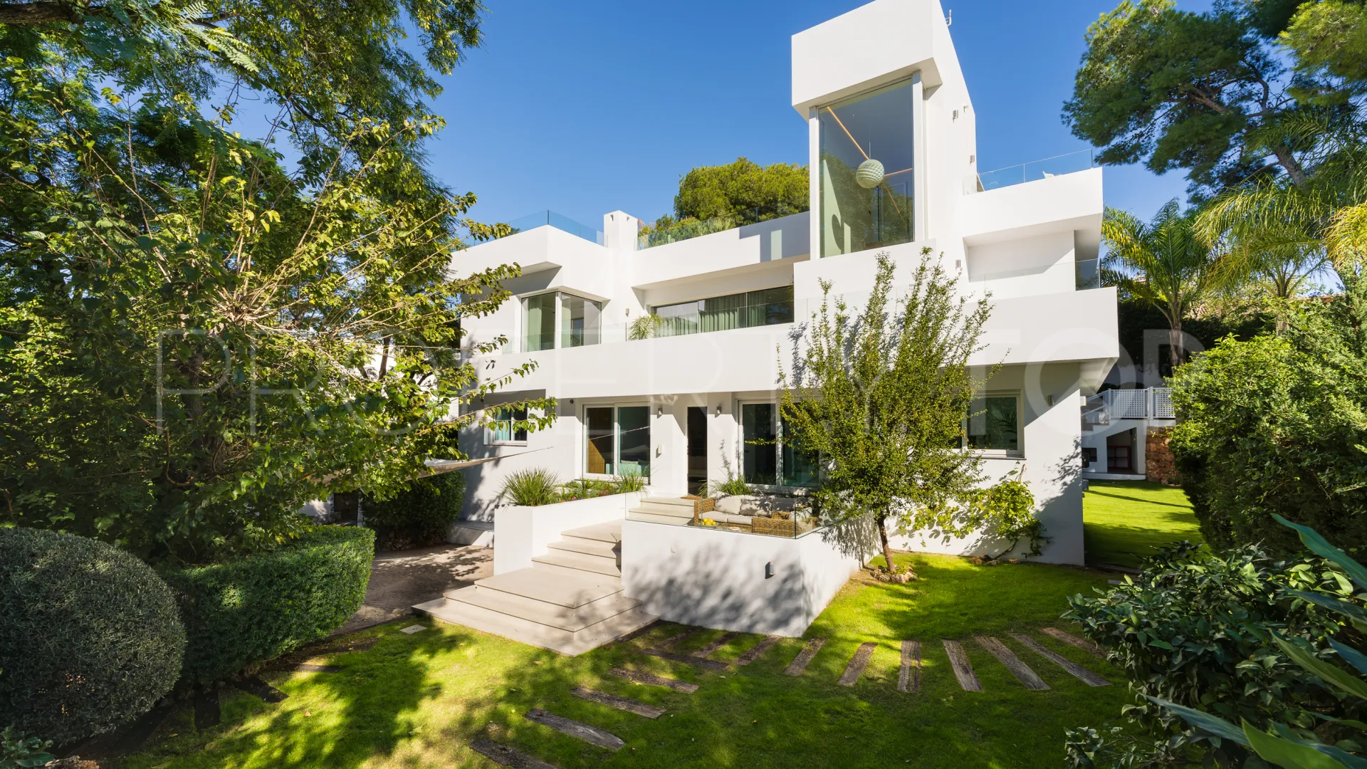 Villa for sale in Nueva Andalucia