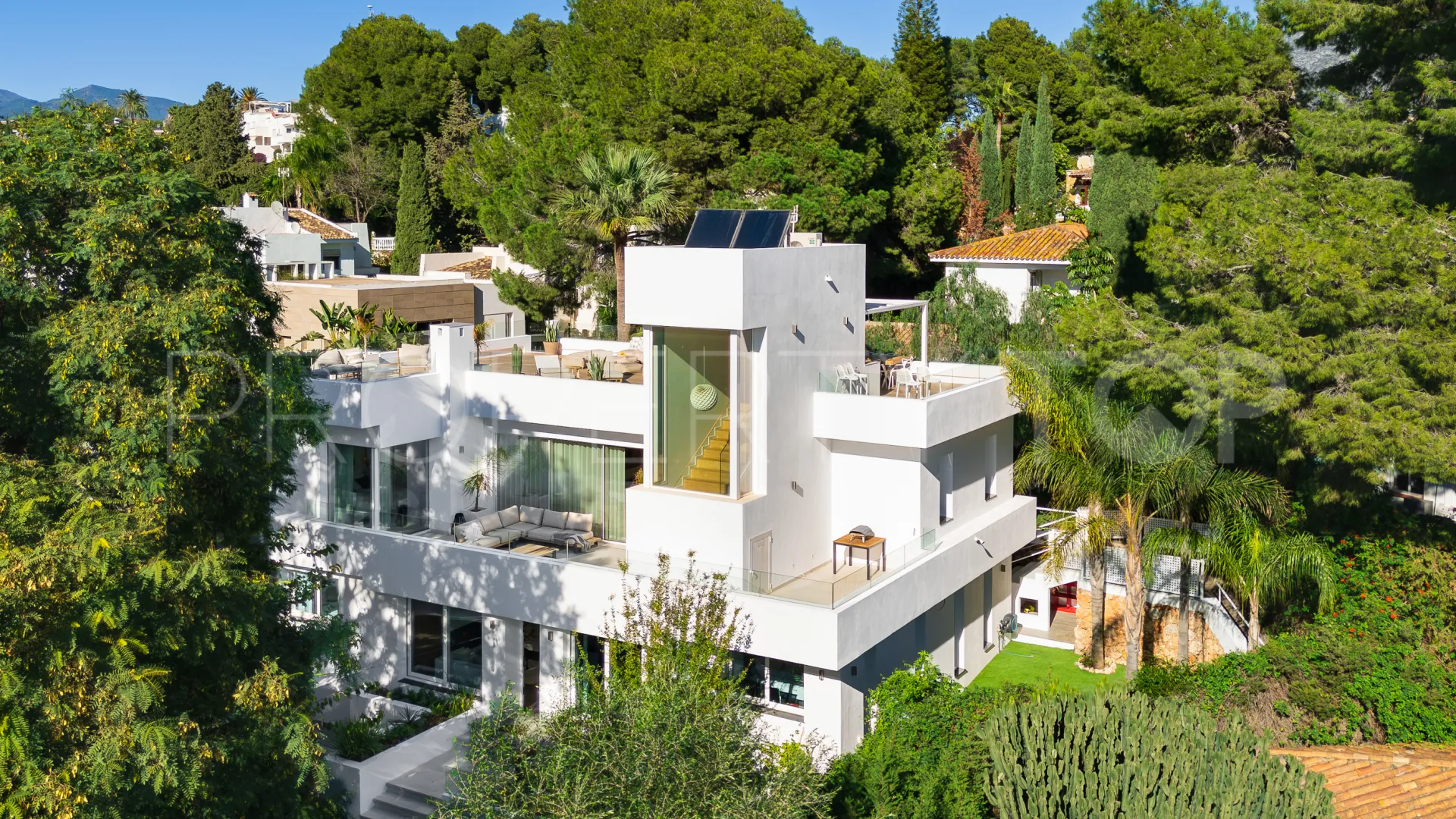 Villa for sale in Nueva Andalucia