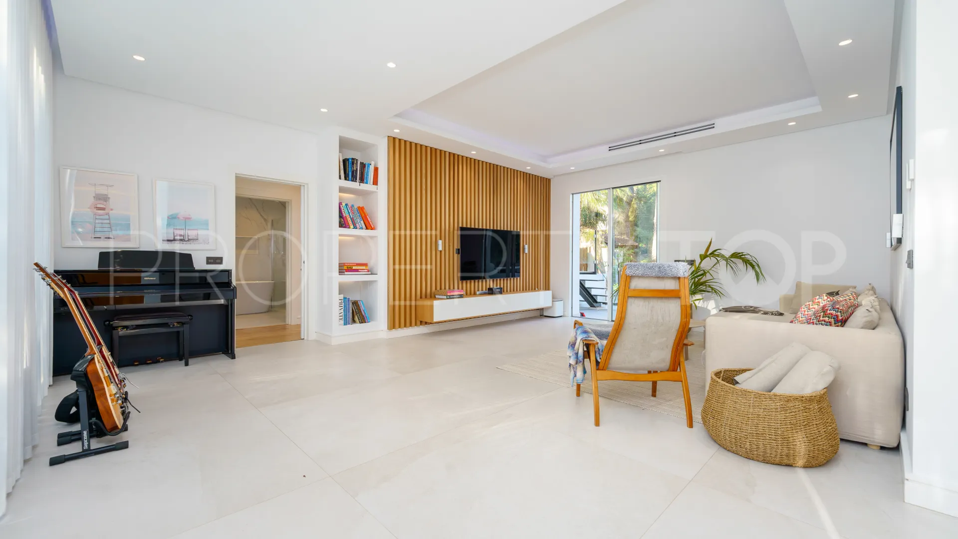 Villa for sale in Nueva Andalucia