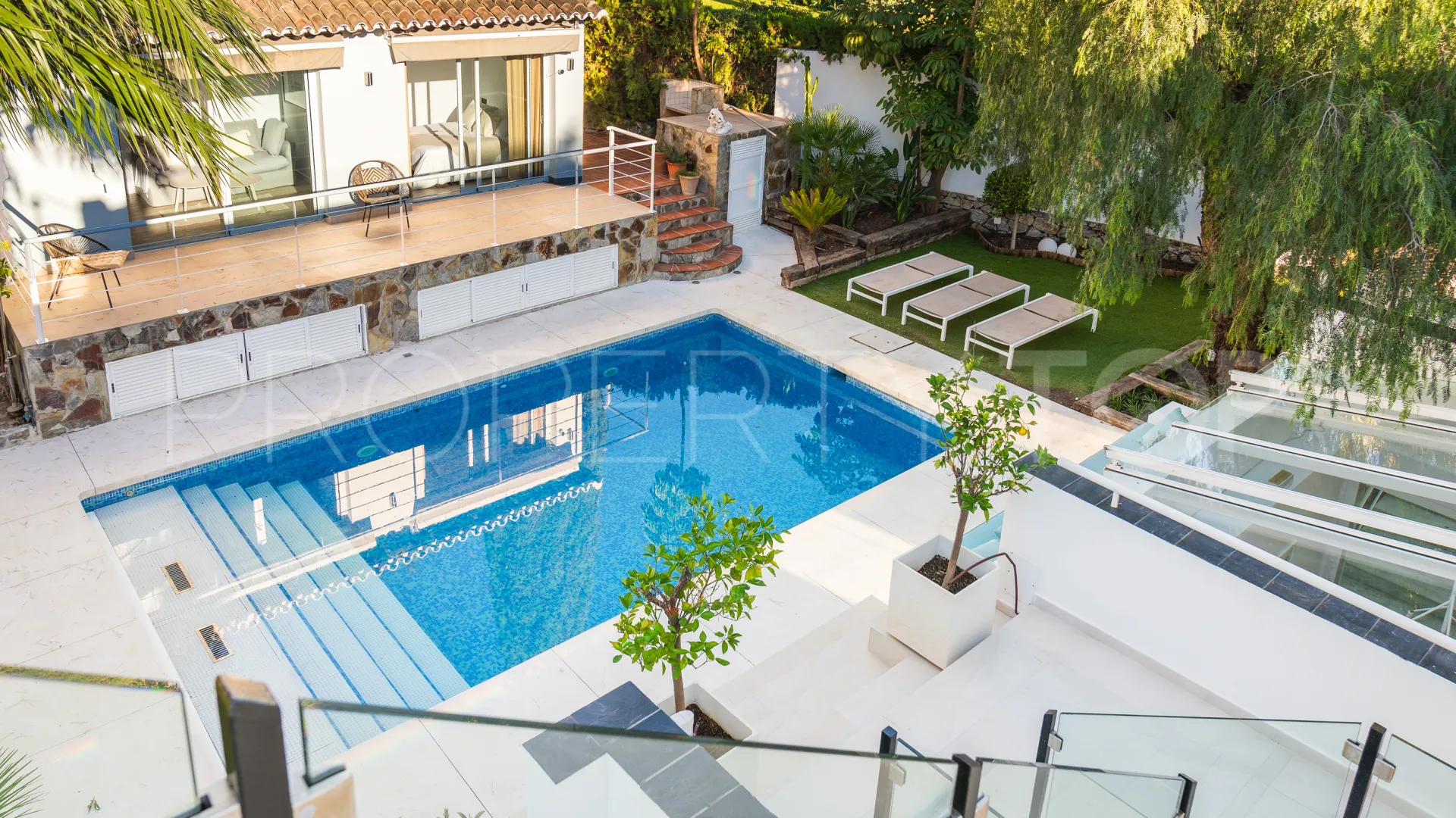 Villa for sale in Nueva Andalucia