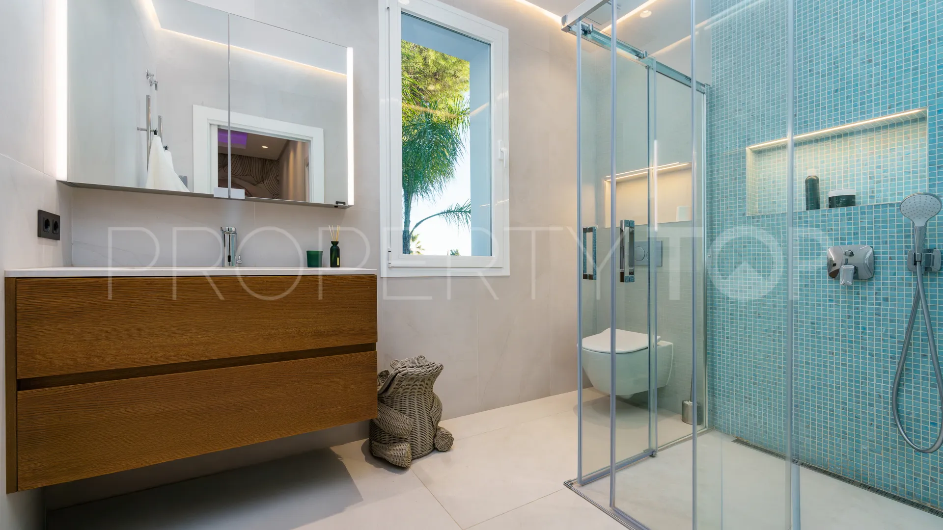 Villa for sale in Nueva Andalucia