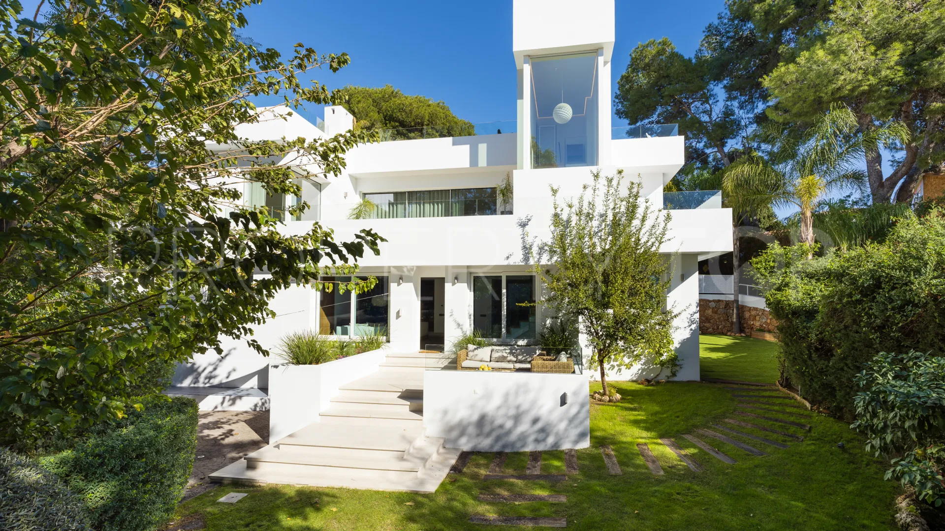 Villa for sale in Nueva Andalucia
