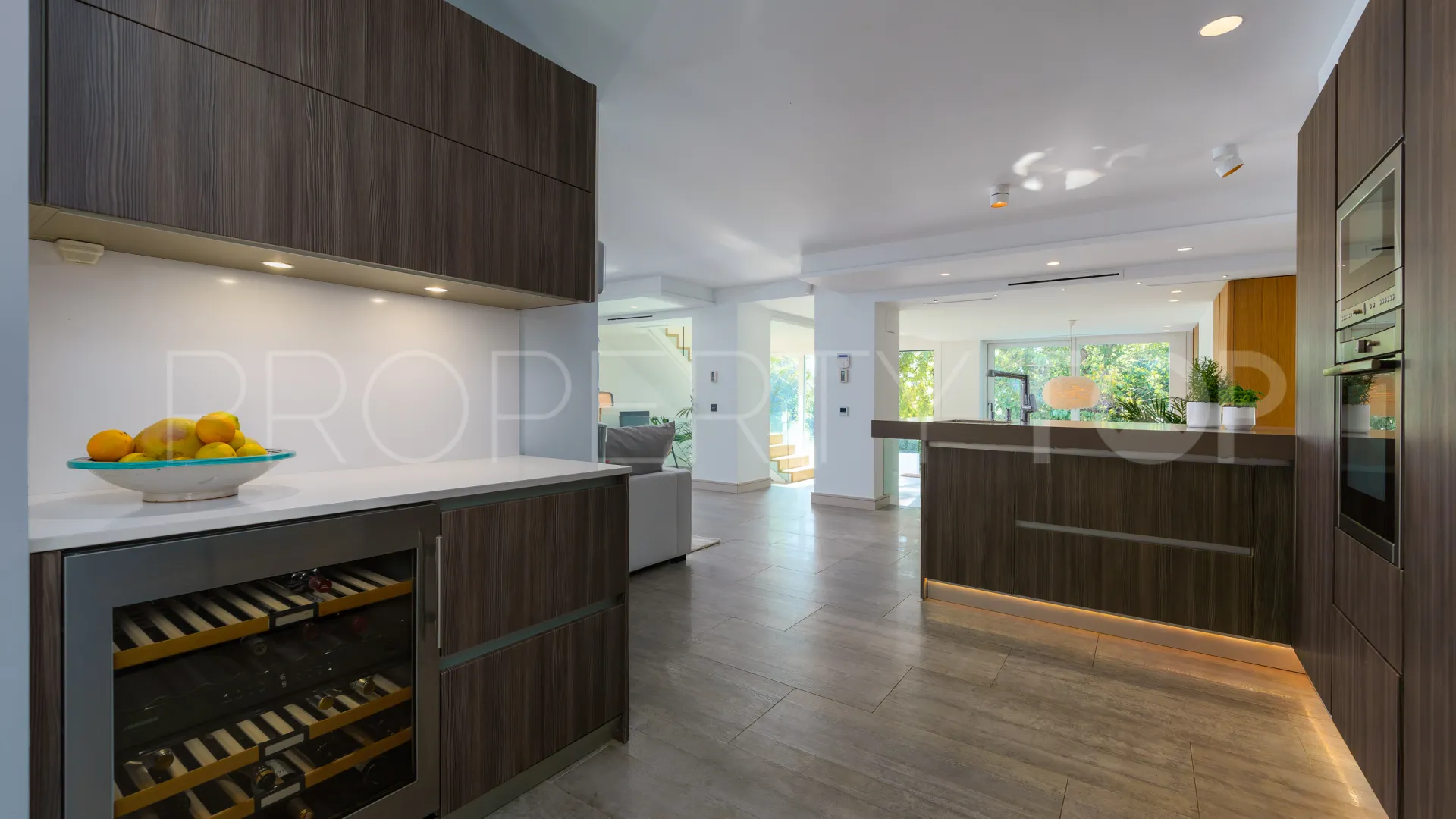Villa for sale in Nueva Andalucia