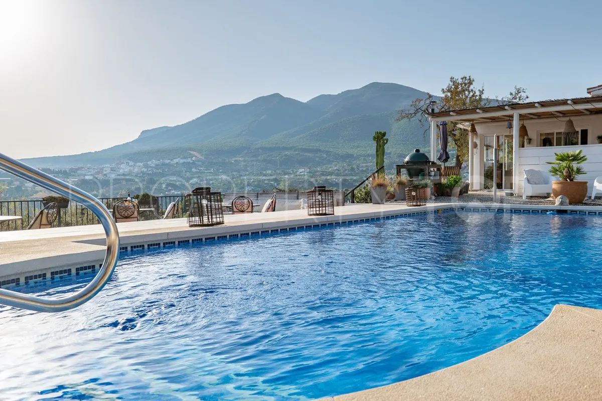 Buy villa in Alhaurin el Grande with 4 bedrooms
