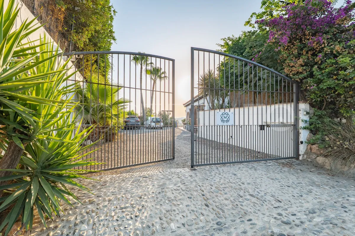 Buy villa in Alhaurin el Grande with 4 bedrooms