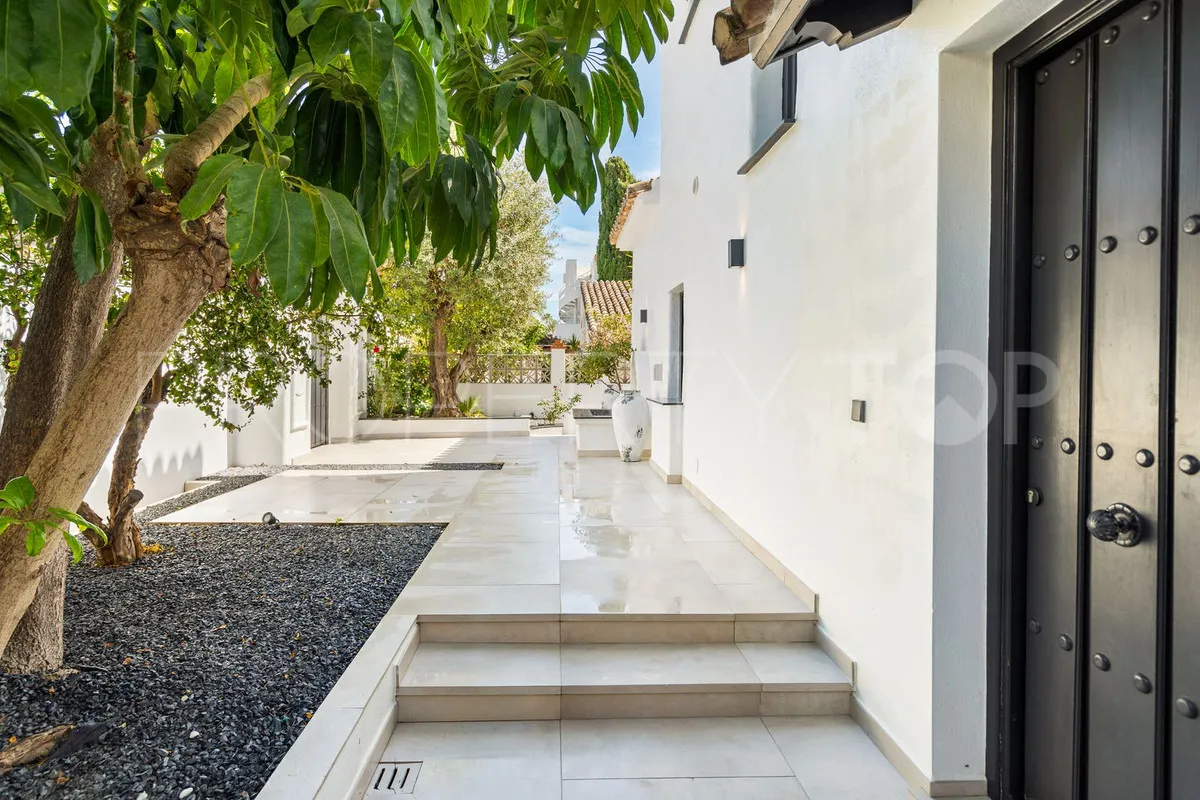 Villa in Marbesa for sale
