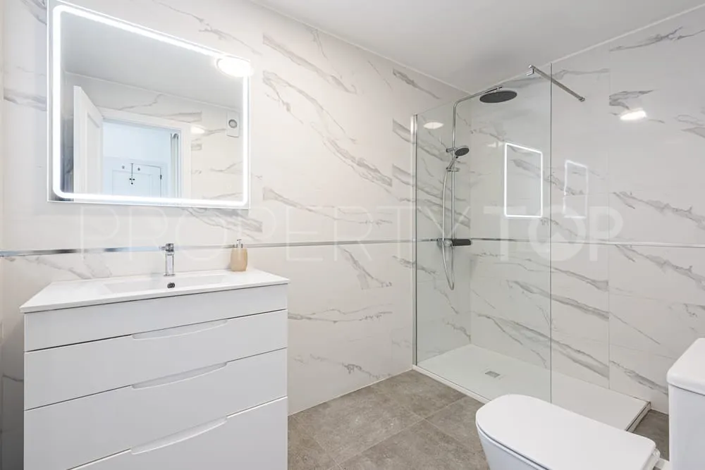 Apartamento de 2 dormitorios en venta en Sitio de Calahonda