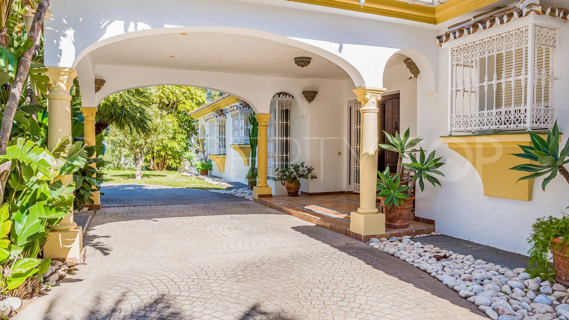 Villa for sale in Cerros del Aguila with 8 bedrooms