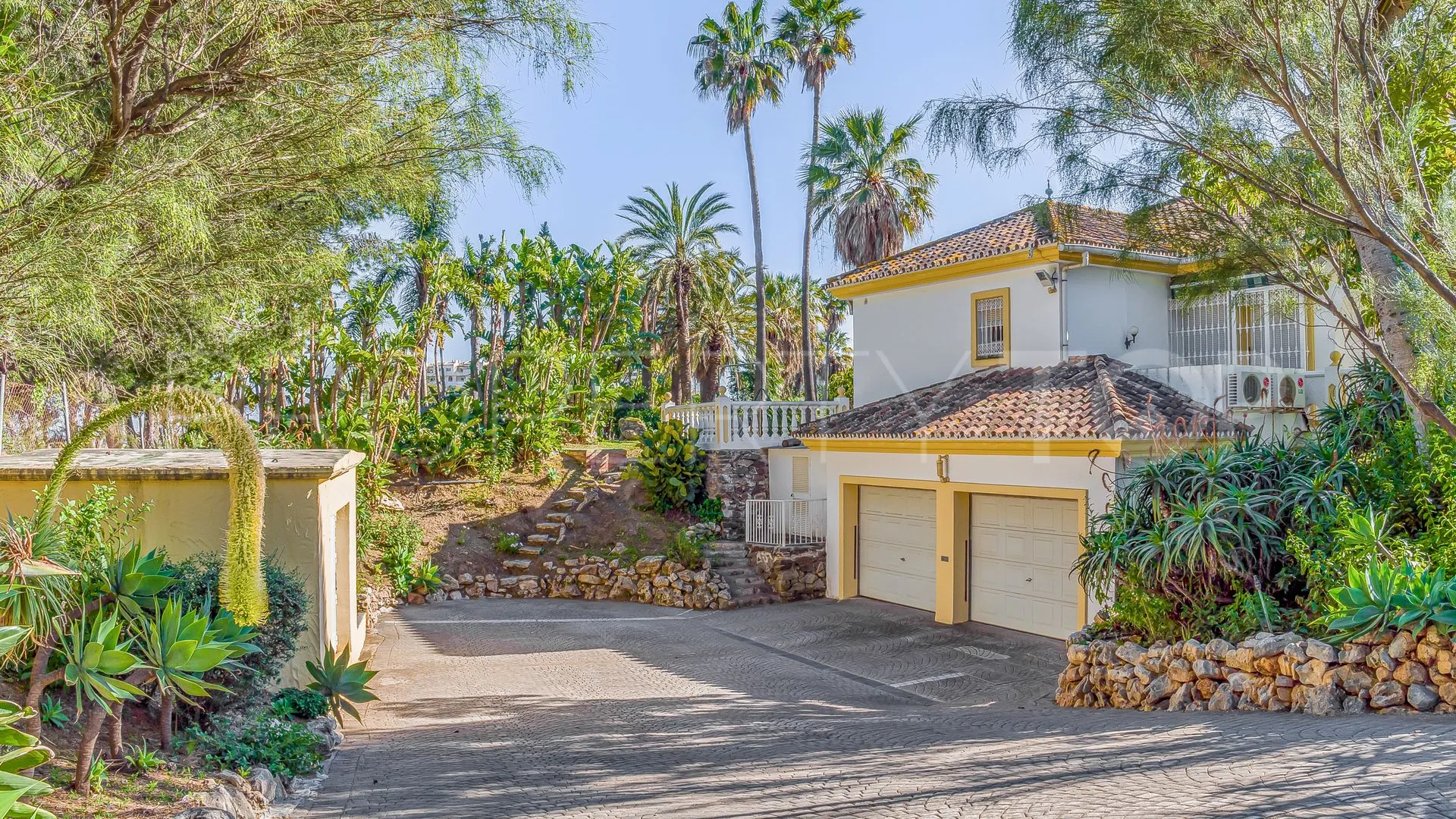 Villa for sale in Cerros del Aguila with 8 bedrooms