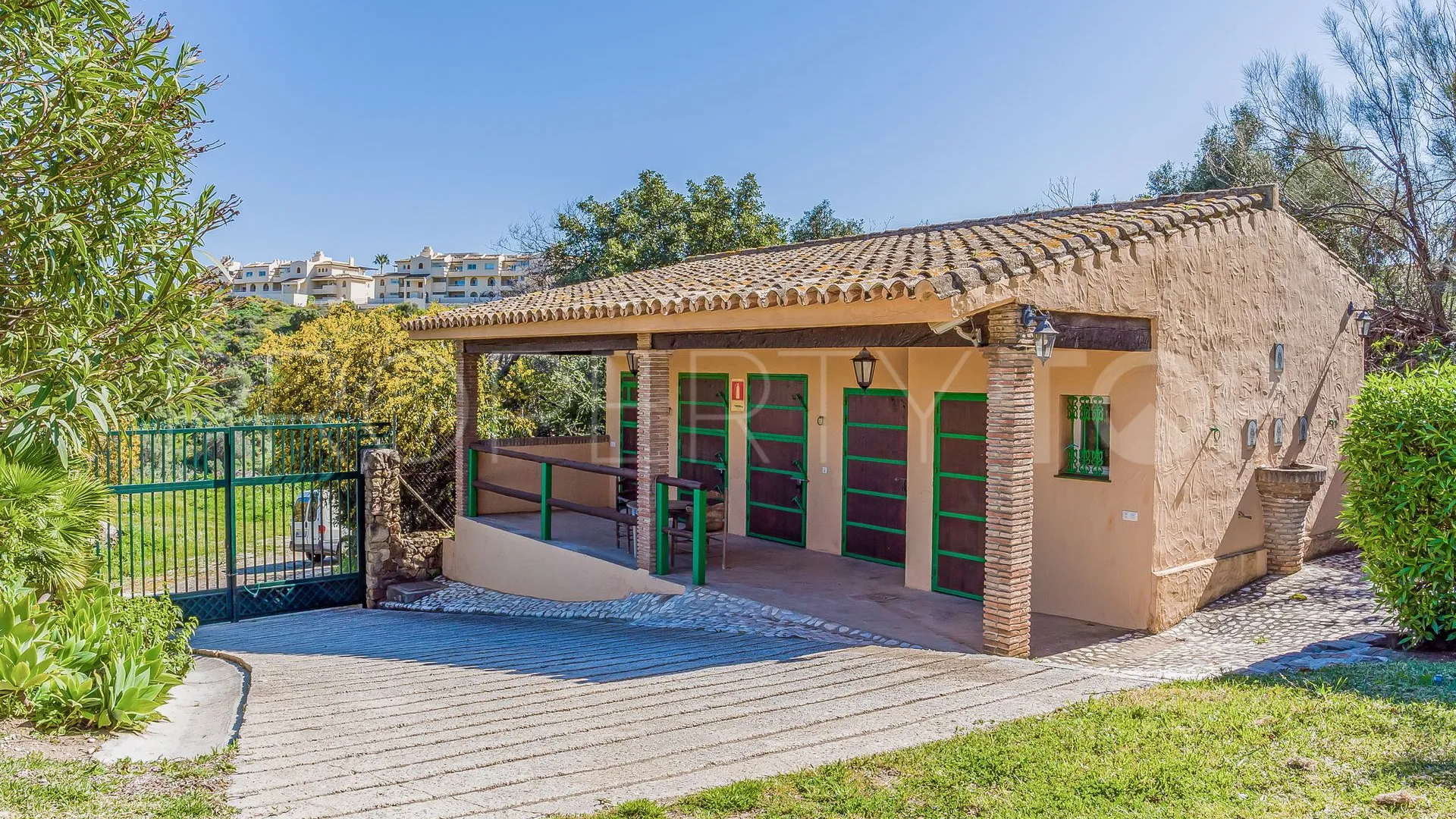Villa for sale in Cerros del Aguila with 8 bedrooms
