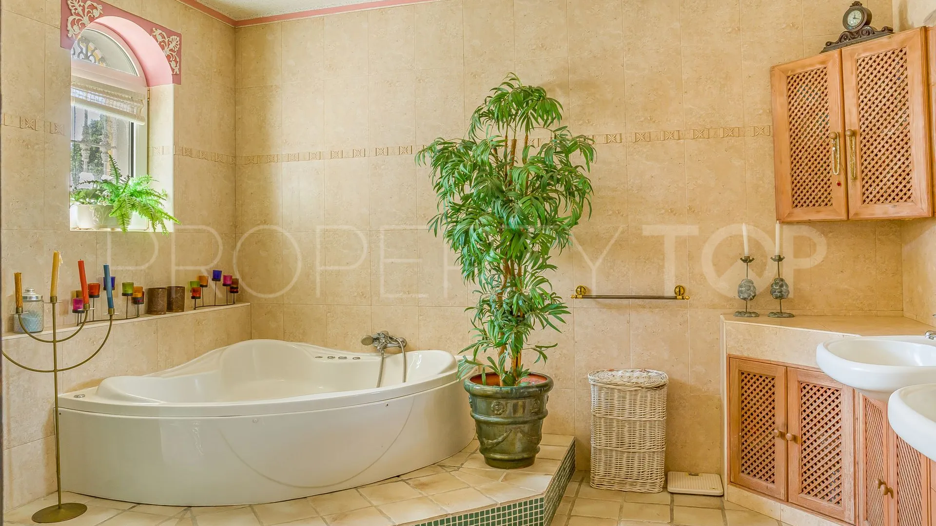 Villa for sale in Cerros del Aguila with 8 bedrooms